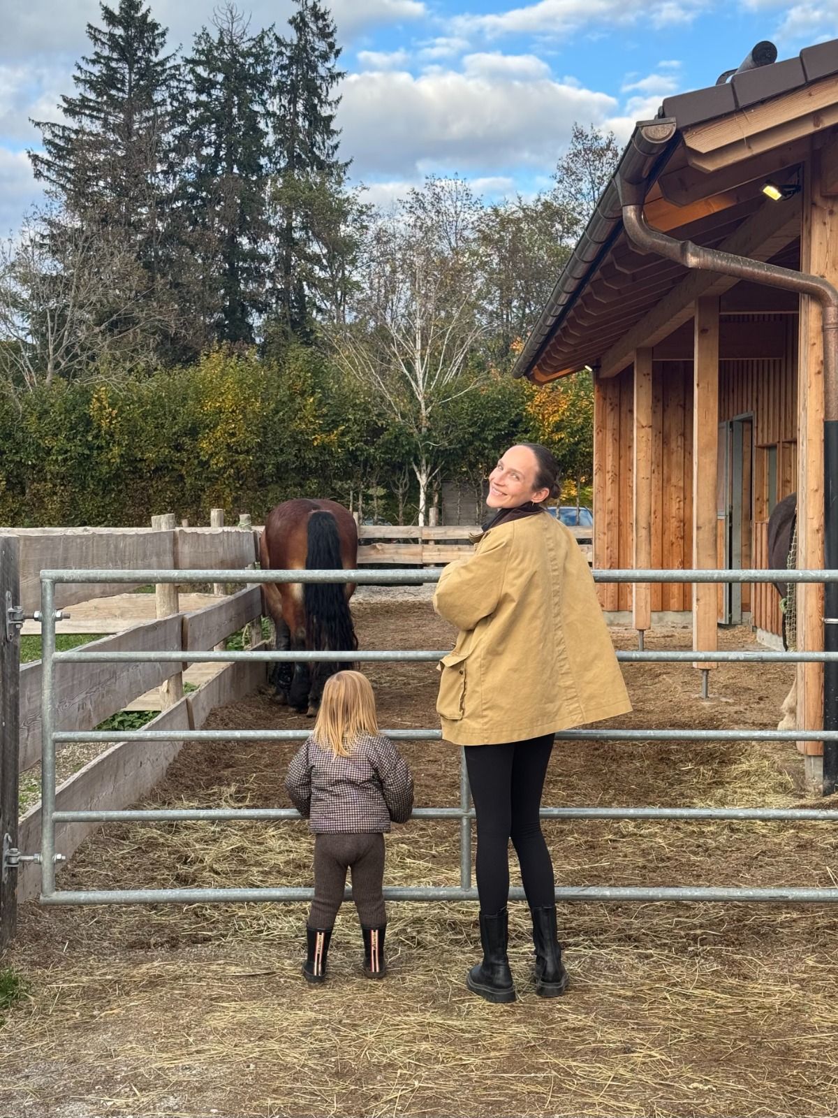 Marlene mit ihrer Tochter am Zaun einer Pferdekoppel